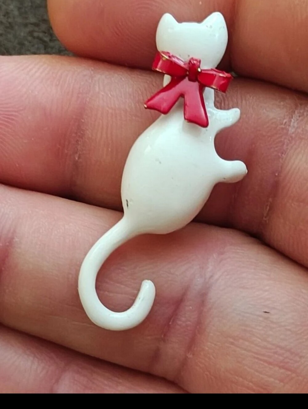 1960s/70s Metal White Enamel Cat Brooch Pin With Red Bow